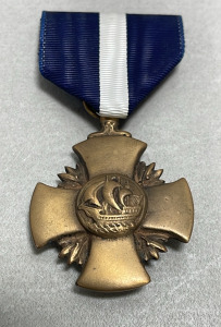 (1) Original US Navy Extraordinary Heroism Navy Cross Medal