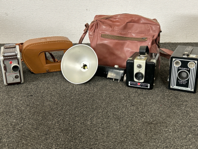 3 VINTAGE MOVIE CAMERAS WITH 2 CASES AND 1 FLASH (FOR DISPLAYING)