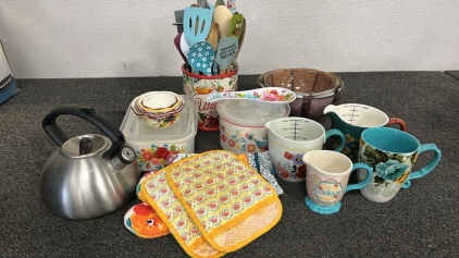 PIONEER WOMAN GLASS MIXING BOWLS, OVEN MITTS, CERAMIC TUPPERWARE AND MORE