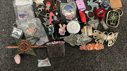 BAG OF FASHION JEWELRY EARRINGS, KEY CHAINS, HAIR PIECES AND MORE