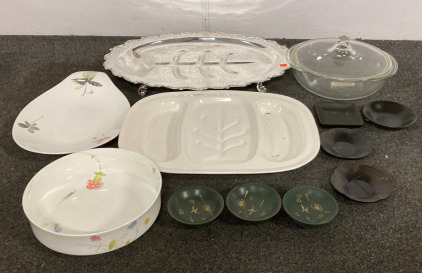 (1) LARGE METAL SERVING PLATTER WITH (3) CERAMIC SERVING TRAYS, (1) CERAMIC BOWL, (1) GLASS SERVING DISH, AND MORE