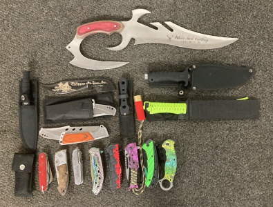 LARGE ASSORTMENT OF VARIOUS SIZES OF KNIVES