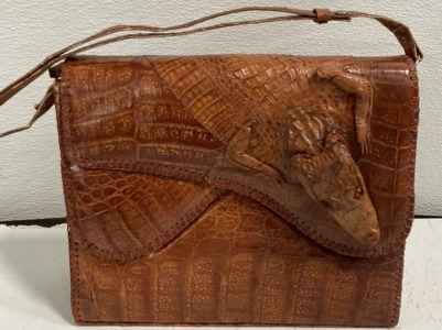 (1) Vintage Columbian Made Genuine Alligator Hand Bag