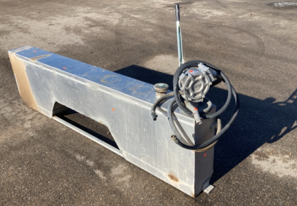 ALUMINUM FUEL TANK W/HAND PUMP 92”X24”X9”