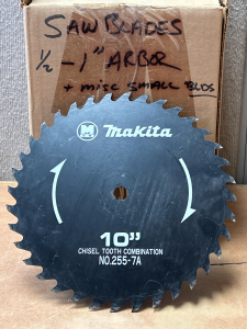 BOX OF SAW BLADES IN VARIOUS SIZES/THICKNESS/TEETH