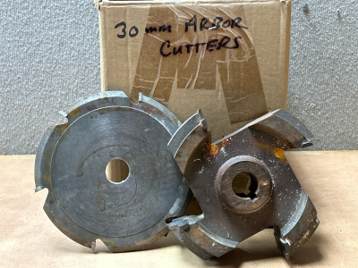 BOX WITH MULTIPLE 30MM DIAMETER ARBOR CUTTERS WITH 2 STYLES/TEETH