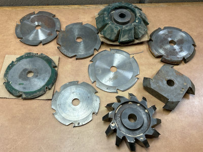 BOX WITH NUMEROUS 30MM ARBOR CUTTERS IN VARIOUS SIZES/STYLES/THICKNESS/TEETH