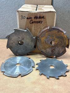 NUMEROUS 30MM ARBOR CUTTERS IN VARIOUS SIZES/STYLES/THICKNESS/TEETH