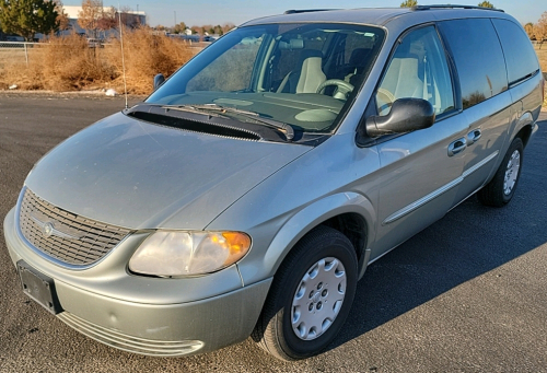 2003 CHRYSLER TOWN AND COUNTRY - HEATER WORKS!