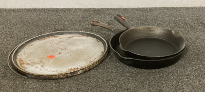 (2) CAST IRON PANS, CAST IRON PIZZA PAN