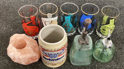 (4) MID-CENTURY 5&rdquo; DRINKING GLASSES WITH BUBBLE BOTTOMS, (1) CERAMIC BUDWEISER MUG, AND MORE