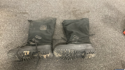SOREL FELT LINED SNOW BOOTS. SIZE 10