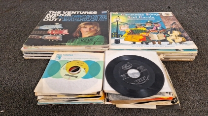 ASSORTMENT OF VINYL RECORDS