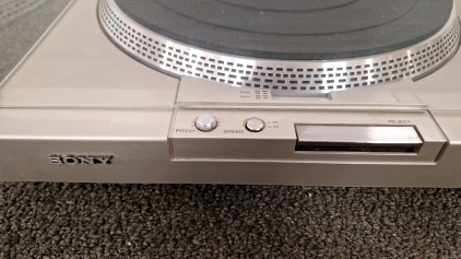 SONY PS-T15 STEREO TURNTABLE - POWERS ON