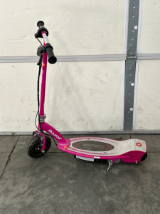 RAZOR ELECTRIC SCOOTER- HAS NO CHARGER UNABLE TO TEST