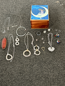 CARNELIAN AGATE PENDANT SILVER TONE/GOLD TONE FASHION JEWELRY ANS SMALL WOODEN JEWELRY BOX