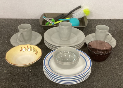 SET OF (5) HOME STONEWARE PLATES, WITH (12) PIECE RACHEL RAY DISH SET INCLUDING (2) MUGS, (4) SMALL PLATES, (1) BOWL, (4) LARGE PLATES, (1) GOODCOOL BAKING TRAY, AND MORE