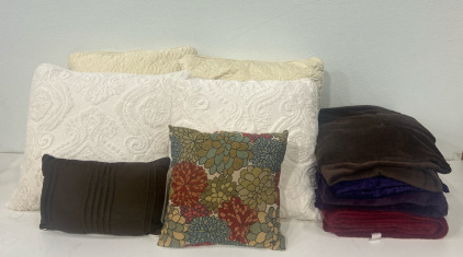 (6) Throw Pillows (4) Blankets