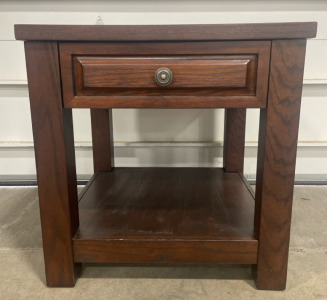 Beautiful 2&rsquo; X 2&rsquo; X 2&rsquo; Wood End Table W/ Drawer