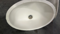 LARGE WHITE TUB AND PAIR OF MATCHING SINKS - 3