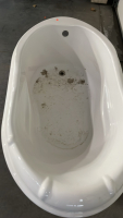 LARGE WHITE TUB AND PAIR OF MATCHING SINKS - 4