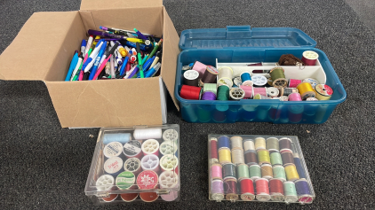 MIXED LOT OF SEWING ITEMS AND PENS/MARKERS