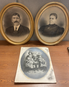 ANTIQUE OVAL PICTURE FRAMES WITH PORTRAITS