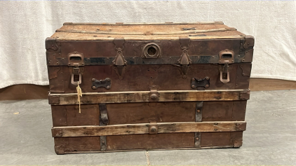 VINTAGE WOOD/ METAL TRUNK