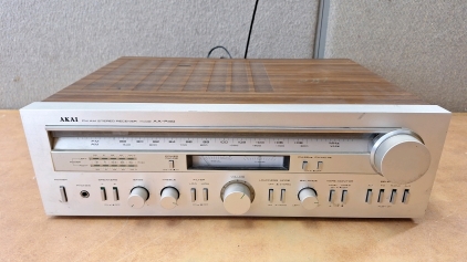 VINTAGE AKAI FM AM STEREO RECEIVER MODEL AA-R420 - POWERS ON