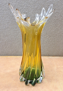 16" H BEAUTIFUL DECORATIVE GLASS VASE