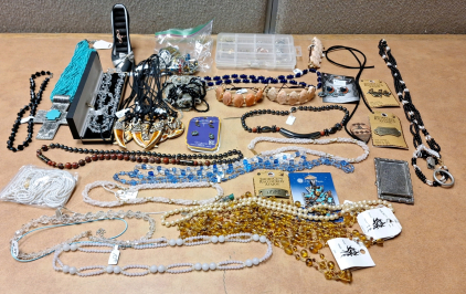 LARGE ASSORTMENT OF BEAUTIFUL JEWELRY