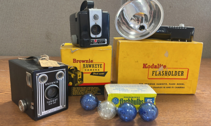 VINTAGE BROWNIE CAMARAS & KODALITE FLASHHOLDER WITH FLASHBULBS