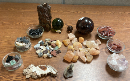 COLLECTION OF VARIOUS TYPES OF ROCKS/STONES