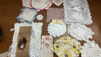 LOT OF VINTAGE PLACEMATS IN VARIOUS SHAPES AND SIZES