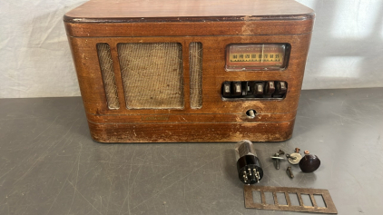 WESTERN ROYAL WOOD TABLE TOP RADIO W/ EXTRA PARTS