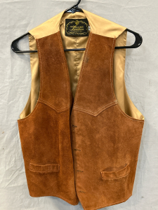 GENUINE LEATHER MENS BUTTON UP VEST (XL)