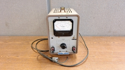 VINTAGE HP MODEL 400D VACUUM TUBE VOLTMETER