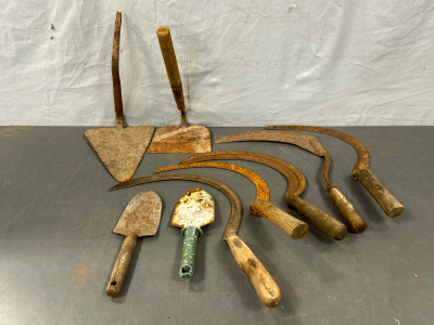 OLD GARDEN HAND TOOLS-SICKLES, HOES (1 NO HANDLE) ANS HAND SHOVELS