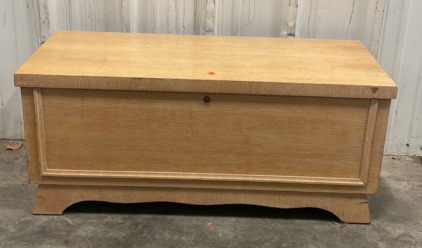 (1) Genuine Lane Cedar Chest
