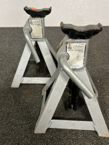 (2) SLIVER JACK STANDS