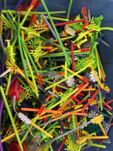 KNEX- TOTE FULL OF ASSORTED BUILDING PIECES