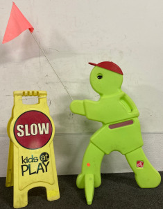 (1)SLOW Kids AT PLAY Folds Flat Double Sided (1)Step2 Kid Alert