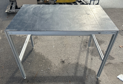 Metal/ Plastic Table