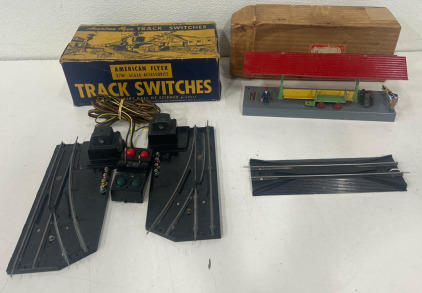 (1) AMERICAN FLYER 720A REMOTE CONTROL SWITCHES WITH BOX (1) American FLYER #26748 (1) American Flyer 586Wayside Station