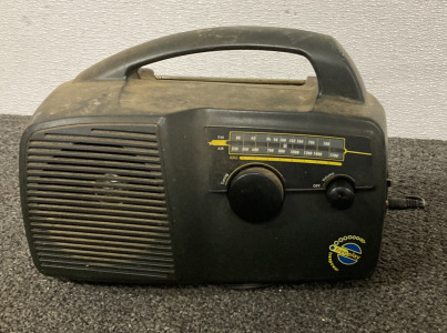 (1) Vintage Free Play Solar Radio (Powers on) (With Instruction Manual)