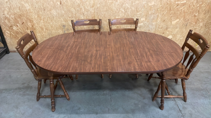 BEAUTIFUL VINTAGE DINING TABLE WITH 4 CHAIRS AND 2 LEAVES.