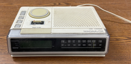 VINTAGE MAGNAVOX CLOCKRADIO D3650/97