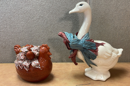 VINTAGE CHICKEN AND GOOSE PORCELAIN-LIKE CENTER PIECES