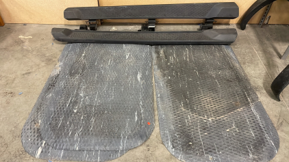 SIDE STEPS/RUNNING BOARDS AND 3 FLOOR MATS