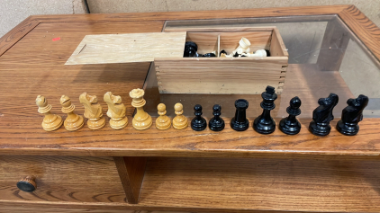 BINTAGE WOODEN CHESS SET WITH CASE